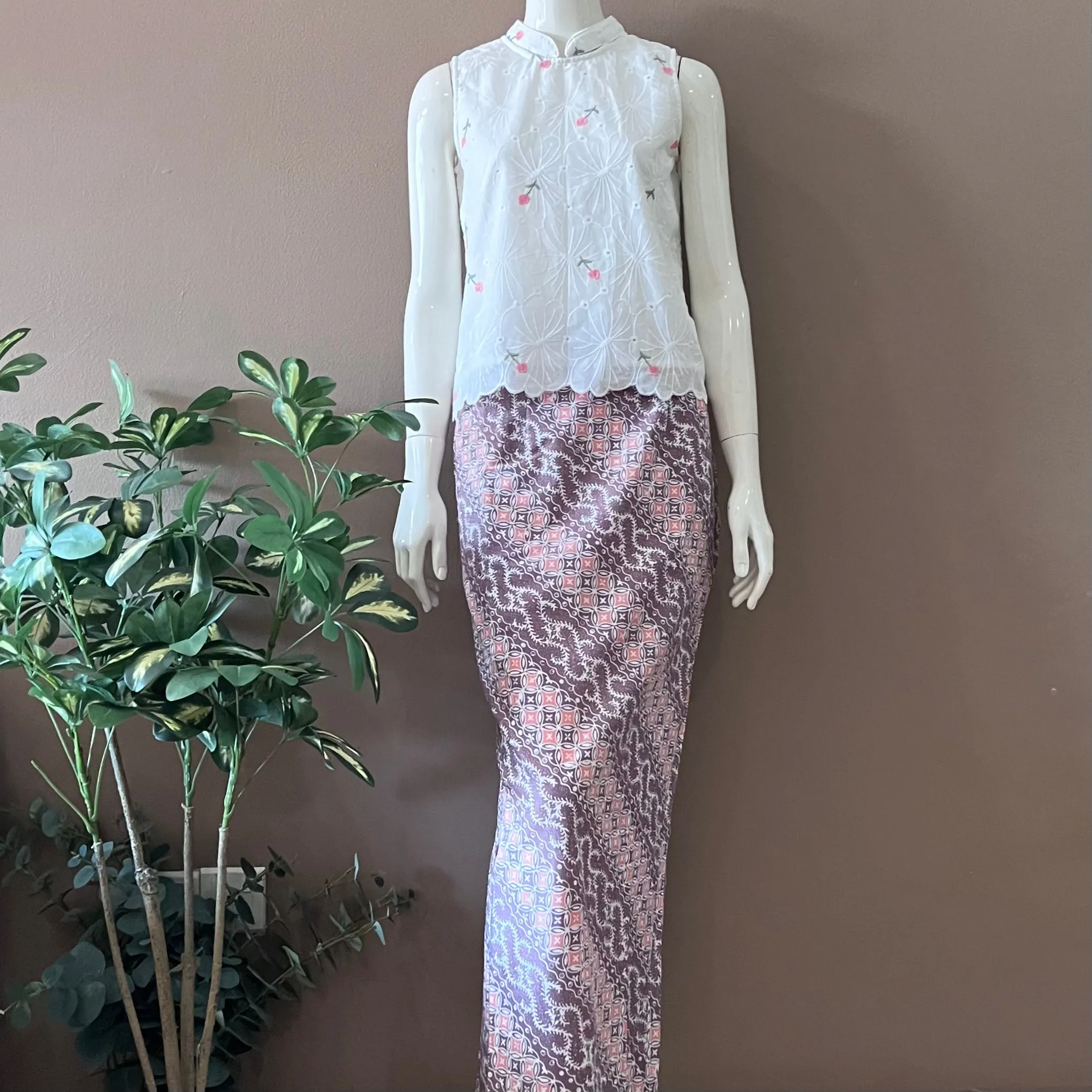Sleeveless Mandarin Collar Eyelet Top (Pink) XS